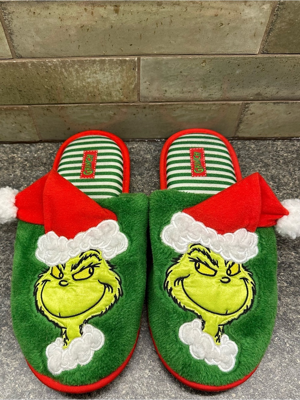 Green & Red Plush Holiday Grinch Slippers Adult Size 9-10